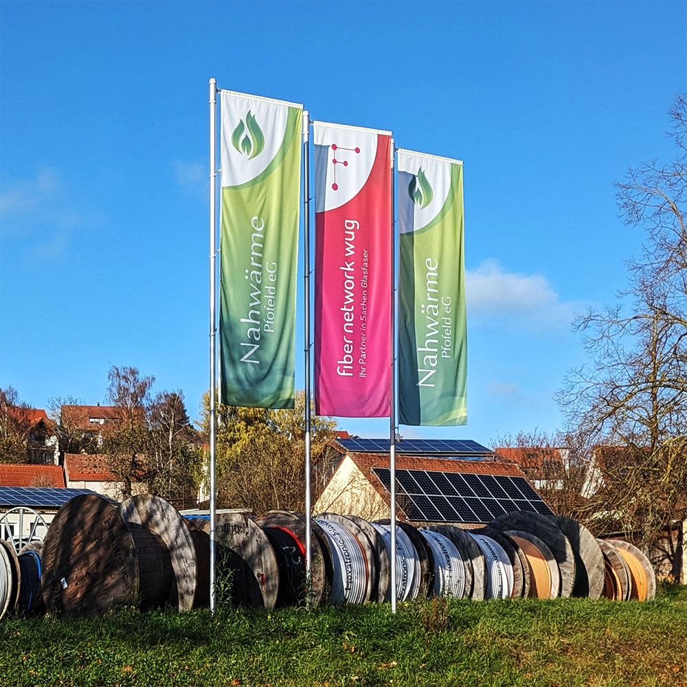 Fahnen der Fiber Network WUG und der Nahwärme Pfofeld eG