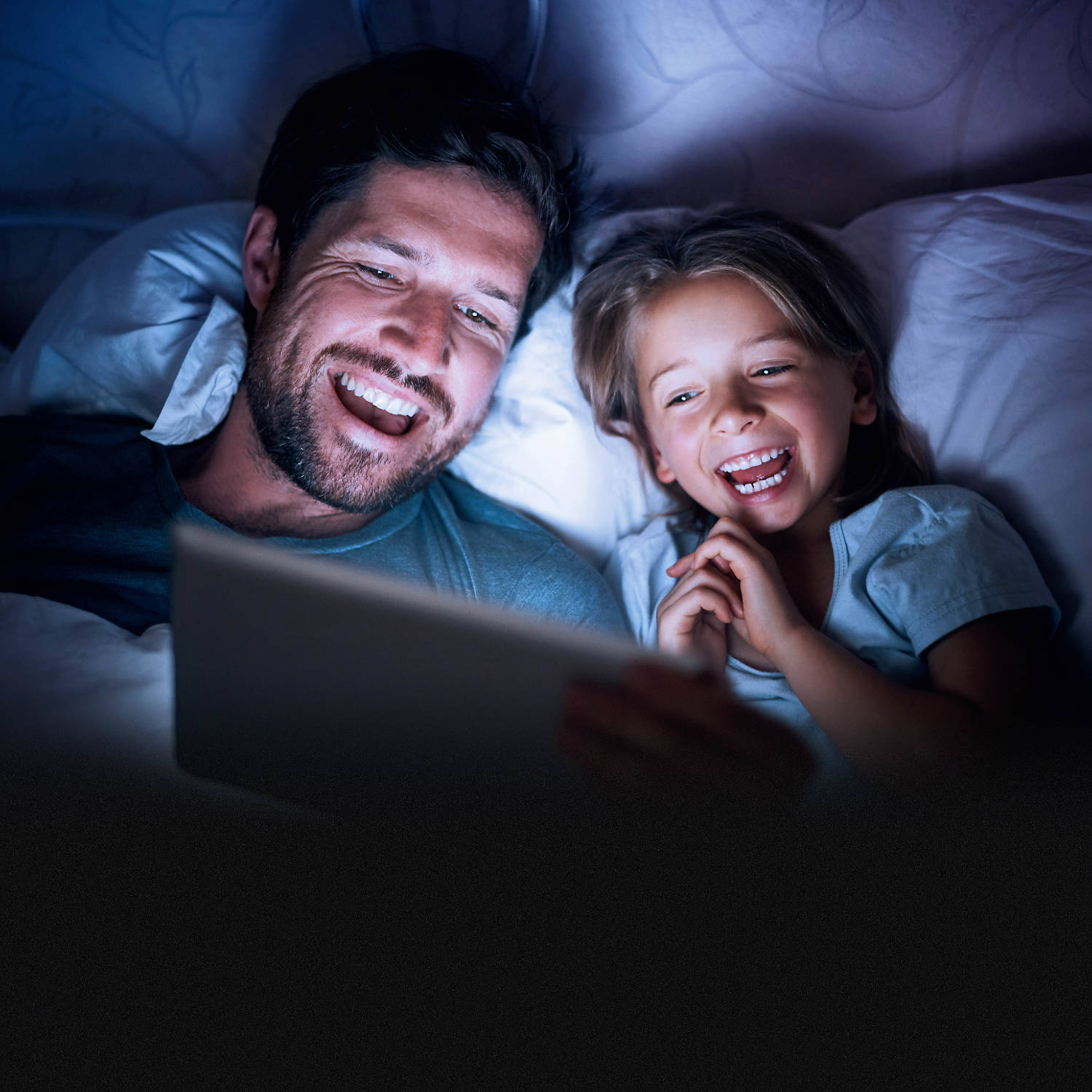 Vater und Tochter schauen waipu.tv